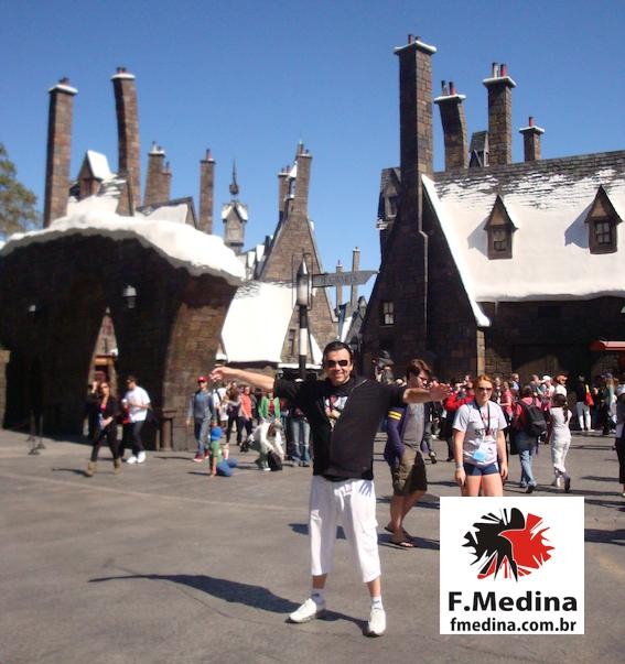 O atributo alt desta imagem está vazio. O nome do arquivo é 2011-Orlando-FMedina-no-Parque-Harry-Portter-Hogsmeade-Village.jpg