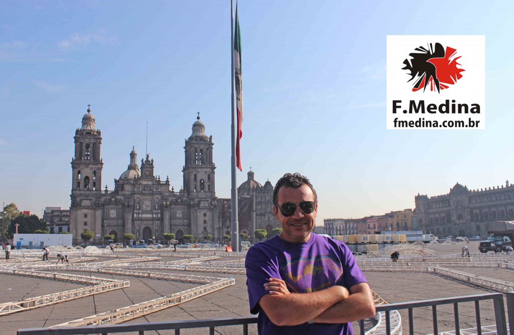 2014 - Cidade do Mexico - FMedina em frente a catedral Mexico 3