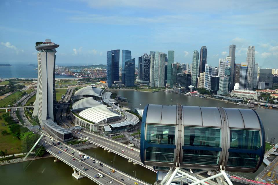 Imagem para MundodeChico - Gabi no Marina Bay Sands 03 vista da roda gigante