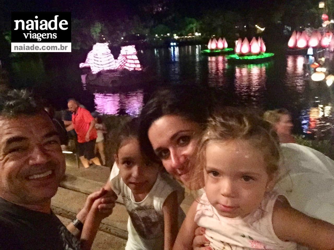 Chico e Familia no River of Light no Disney's Animal Kingdom em 2017